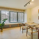 Luxurious 2-Bdr Apartment @ Trendy South Area 2